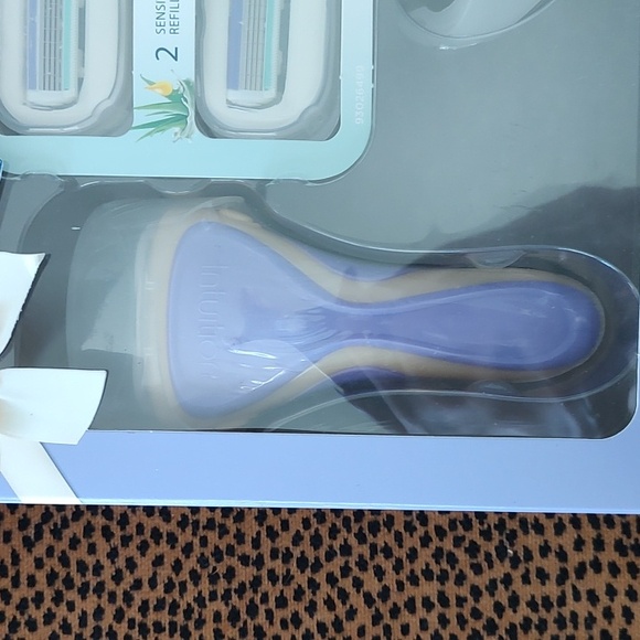 Schick Intuition Razor Gift set. - Picture 2 of 4